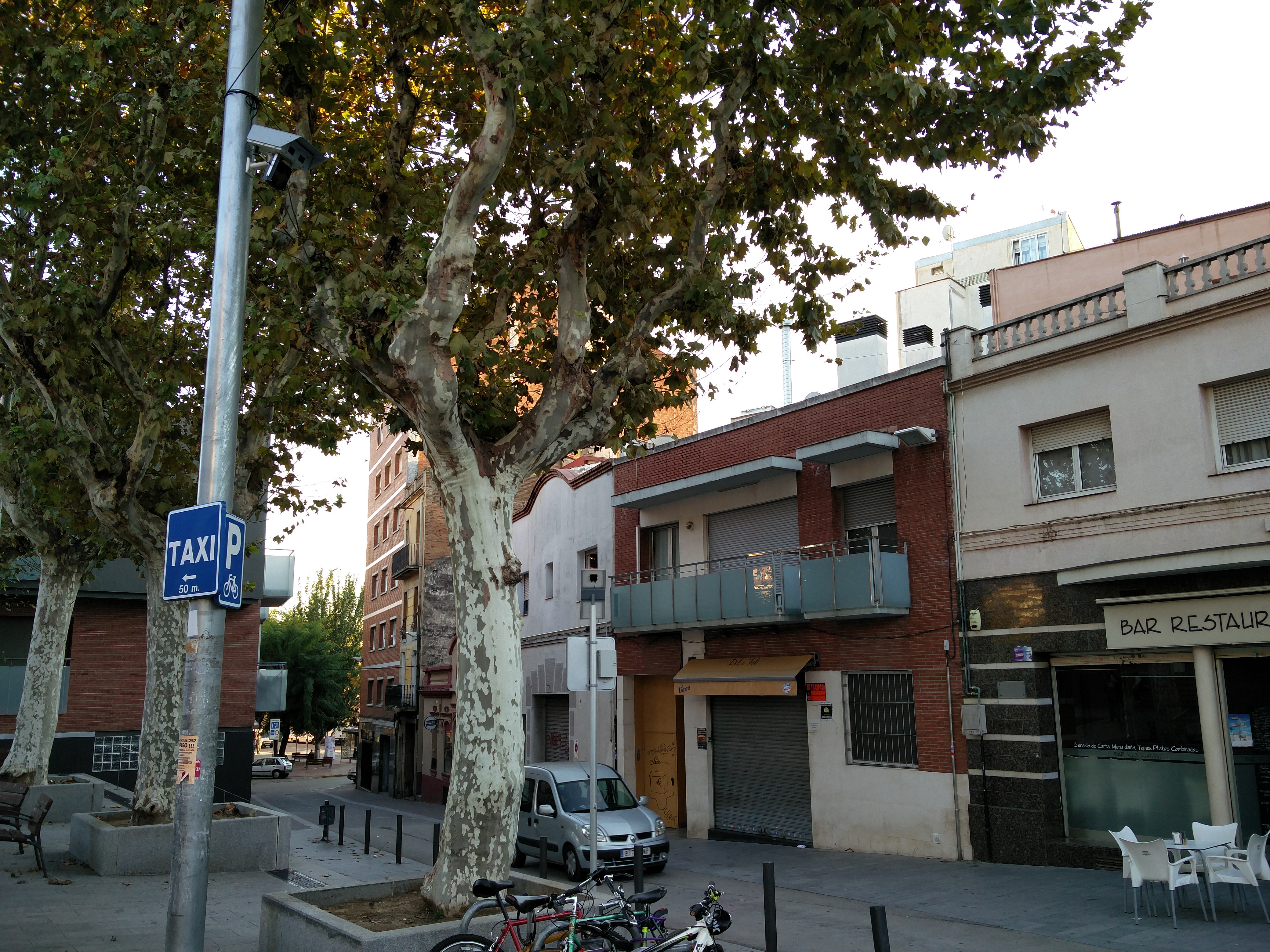 La càmera ja instal.lada a la Pl. de l'estació